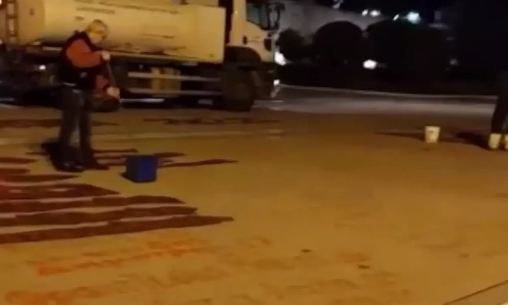 Τέμπη: Ο δήμος Αθηναίων έσπευσε να σβήσει τα ονόματα των θυμάτων της τραγωδίας που είχαν γραφτεί μπροστά από τον Άγνωστο Στρατιώτη (Βίντεο)